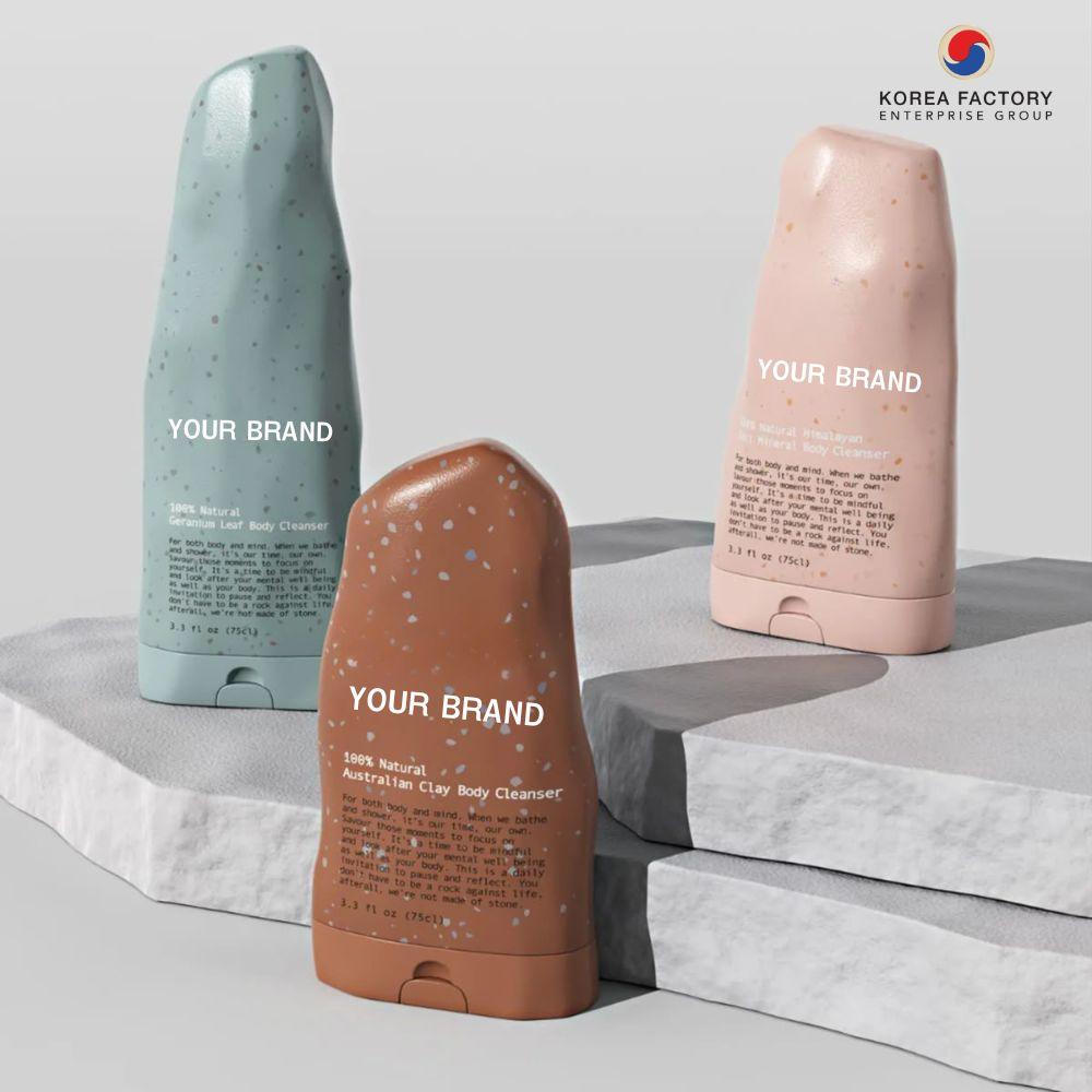 ครีมอาบน้ำโทนอัพบำรุงผิวกาย ระหว่างอาบน้ำ บรรจุขวดดีไซน์ทันสมัยวางบนแท่นหิน พร้อมข้อความบริการรับผลิตครีมอาบน้ำจากเกาหลี CosKorea Group