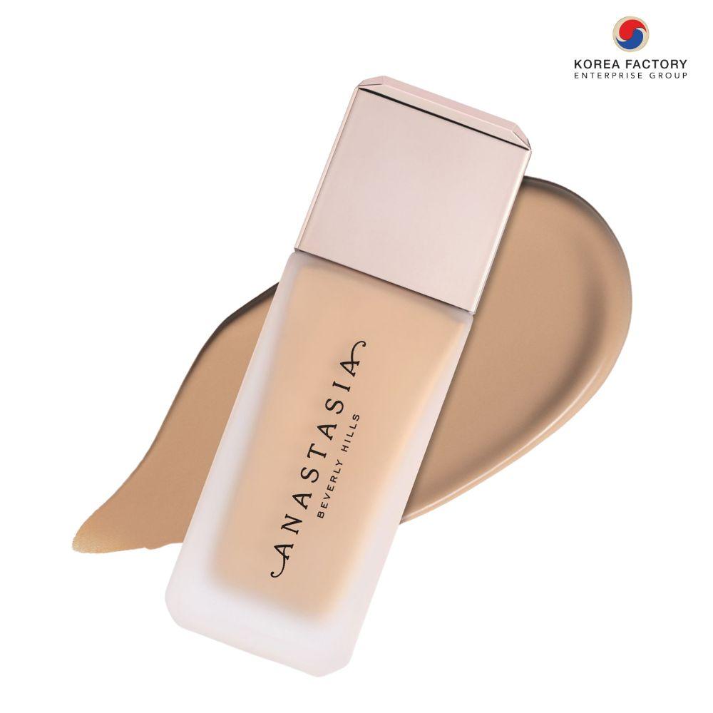 ภาพรองพื้นฟูลคัฟเวอเรจในขวดแก้วทรงเหลี่ยม วางบนพื้นสีเบจพร้อมสวอชเนื้อรองพื้น