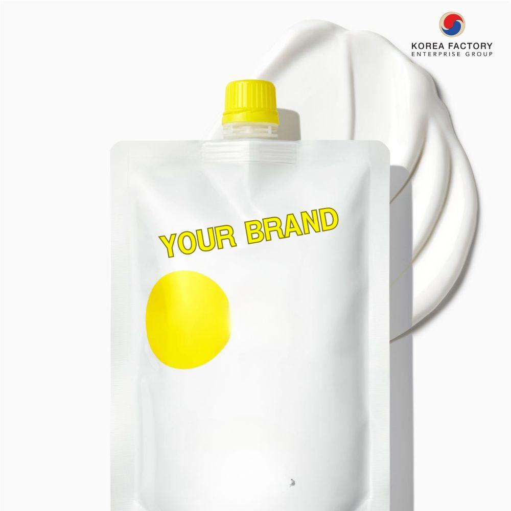 บอดี้โลชั่นกันแดด SPF30 PA+++ เนื้อบางเบาไม่เหนียวเหนอะหนะ บรรจุซองสกู๊ซสีขาวจุดเหลือง พร้อมตัวอักษร YOUR BRAND และกรอบข้อความอธิบายสรรพคุณด้านขวา