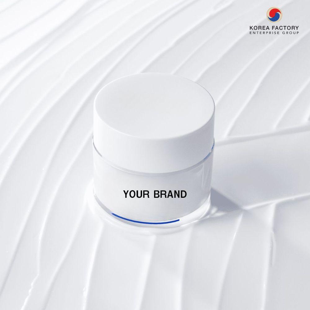 กระปุกครีมบำรุงหน้าสีขาวดีไซน์มินิมอล วางบนพื้นครีมปาดเป็นลายเส้น และมีข้อความ YOUR BRAND บนกระปุก เหมาะใช้เป็นม็อกอัปมอยส์เจอไรเซอร์