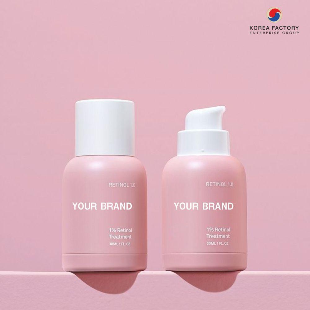 ครีมกันแดดหน้า SPF50 PA+++ บรรจุขวดกลมสีชมพูฝาขาวสองขวด มีคำว่า YOUR BRAND วางบนพื้นสีชมพู ด้านขวาเป็นกรอบข้อความอธิบายสรรพคุณ ปกป้องผิวจากแดด ฝุ่น PM2.5 และแสงสีฟ้า