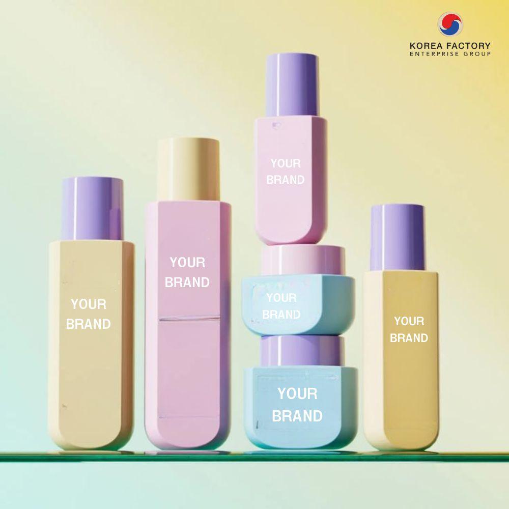 ขวดคลีนซิ่งวอเตอร์หลากสีพาสเทลเรียงกันหลายขนาด พร้อมคำว่า YOUR BRAND บนฉลาก ใช้เป็นม็อกอัปคลีนซิ่งทำความสะอาดผิวหน้า