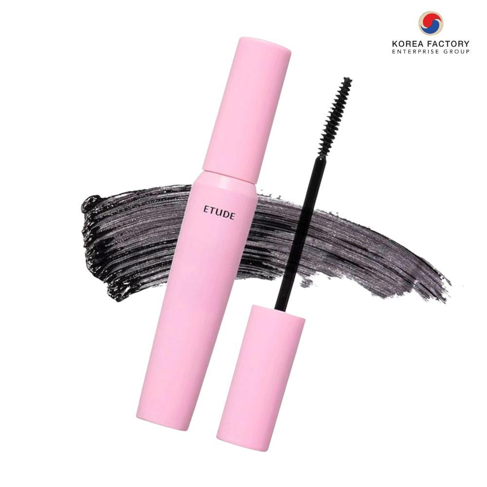 มาสคาร่าสีดำแท่งสีชมพูพร้อมหัวแปรง และสวอชมาสคาร้าปาดเป็นเส้นโค้งบนพื้นขาว พร้อมโลโก้ Korea Factory Enterprise Group