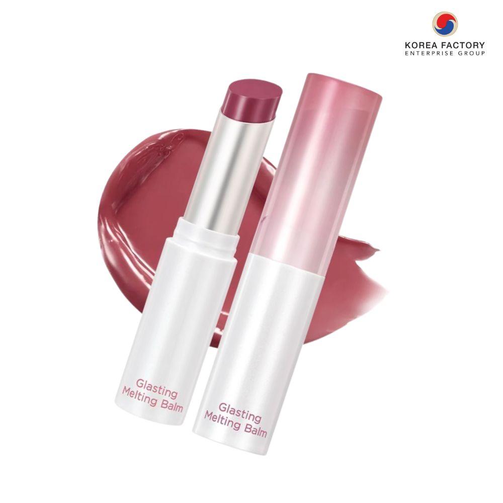 ลิปสติกเมลต์ติ้งบาล์มสองแท่ง แท่งหนึ่งเปิดโชว์เนื้อลิปสีชมพู วางบนสวอชลิปเงาฉ่ำ พร้อมโลโก้ Korea Factory Enterprise Group