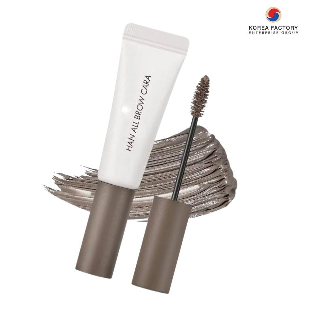 มาสคาร่าคิ้วในหลอดสีขาวฝาน้ำตาล พร้อมหัวแปรงและสวอชมาสคาร่าคิ้วสีน้ำตาลบนพื้นขาว และโลโก้ Korea Factory Enterprise Group