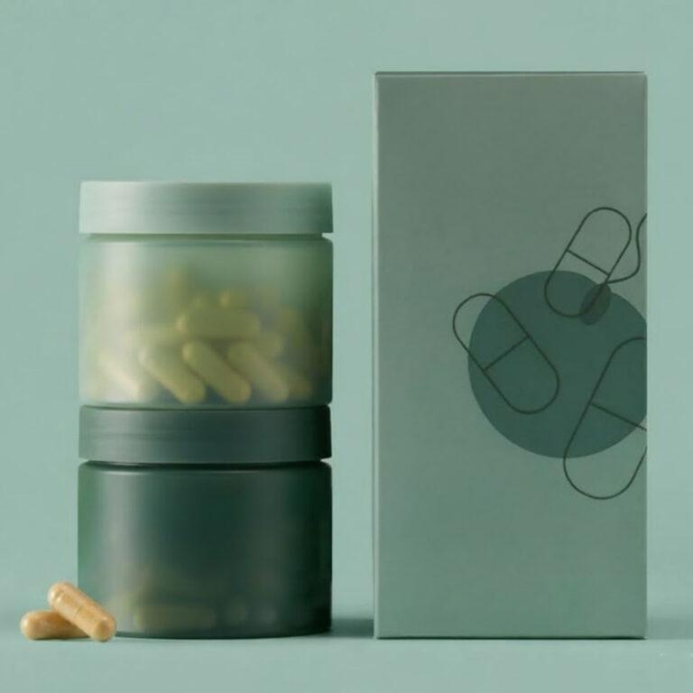 ขวดอาหารเสริม Multivitamin กับไอคอนวิตามินหลากสีลอยรอบขวดบนพื้นหลังสีฟ้า